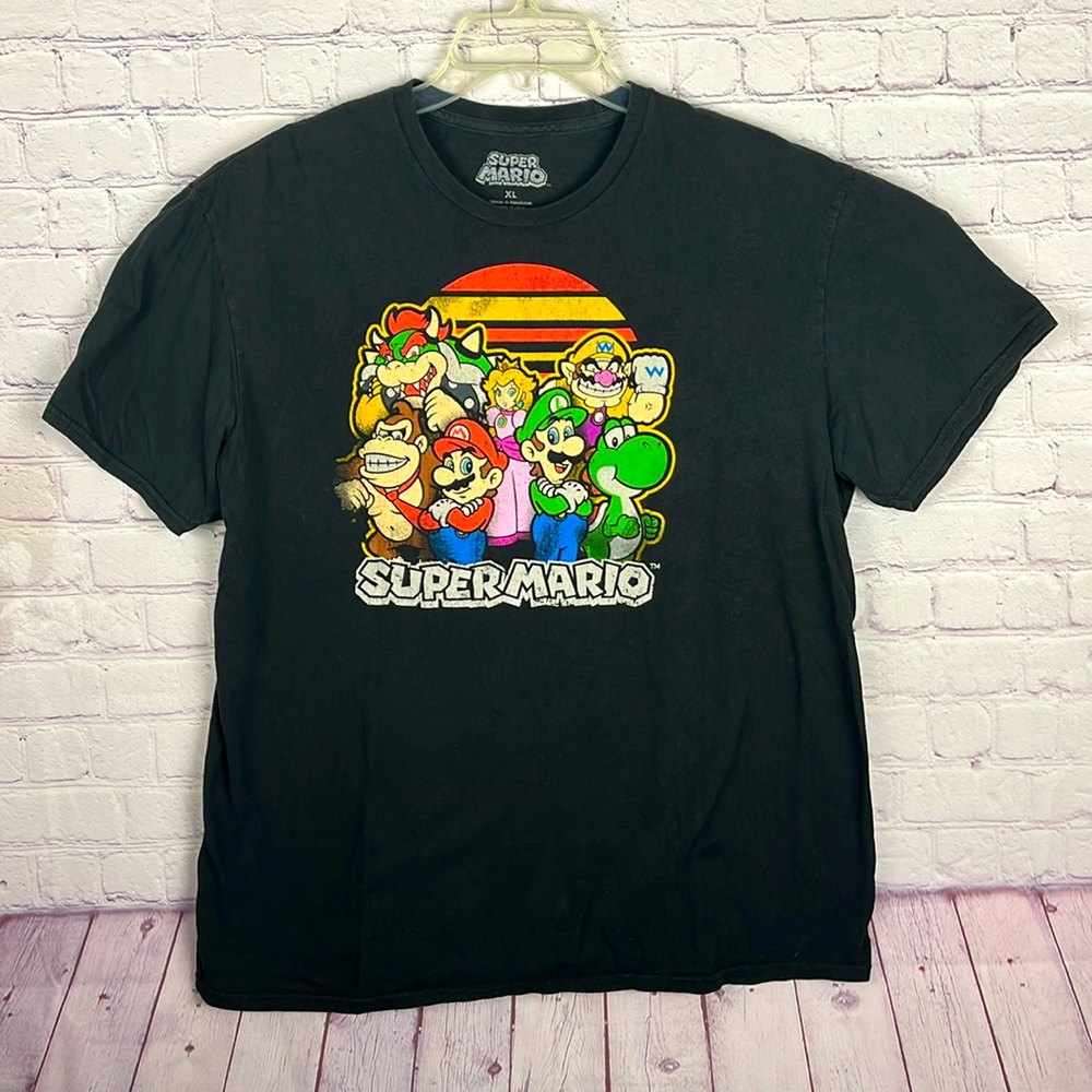 Super Mario Men's Back Short-Sleeve and Crewneck Graph Tee. Size: X-Large.